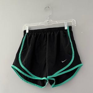Nike Women’s Tempo Shorts Black Green Lined 624278-047 Size Small